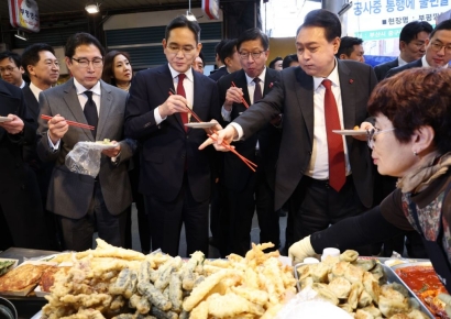 "매번 끌려 나간단다…재벌이 병풍이냐, 그들 표정을 보라"