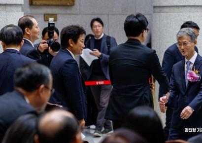 [포토]한동훈 법무부 장관과 인사하는 조희대 대법원장