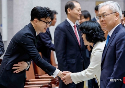 [포토]대법원 관계자들과 인사하는 한동훈 법무부 장관