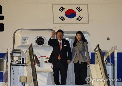 尹, 네덜란드 공군기 엄호 받으며 도착… '반도체 외교' 돌입