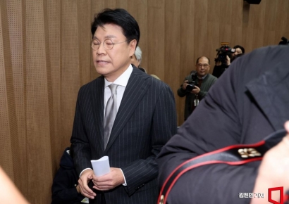 [아경포토] 장제원, “나를 밟고”…총선 불출마 선언