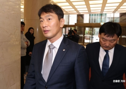 [포토] 금융지주 이사회 의장 간담회 참석하는 이복현 원장