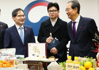 [포토]고흥 특산물 맛보는 한동훈 장관
