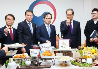 [포토]고흥 특산물 맛보는 한덕수 총리와 국무위원들
