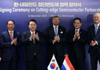 尹, ASML 본사 방문… 'ASML·삼성' 1조 규모 '반도체 R&D센터' 짓는다(상보)