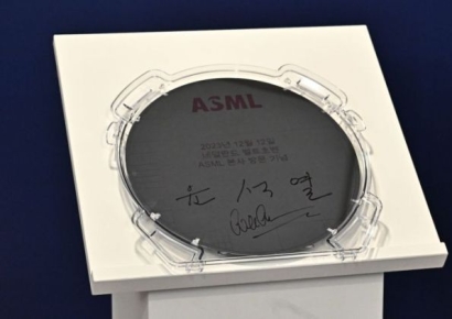 尹, ASML클린룸서 2나노 EUV 생산 시찰…"진정한 반도체 동맹"(종합)