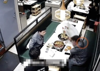 훠궈 먹는데 천장서 쥐가 와르르…식품위생 또 도마 오른 中