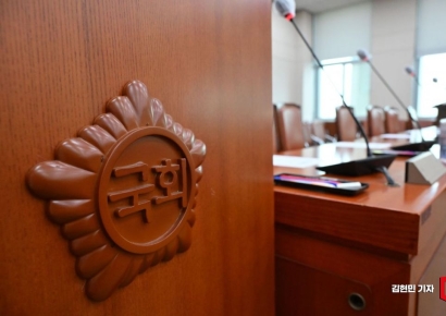尹 검찰총장 정직 징계 취소… 계속되는 정치권 논란