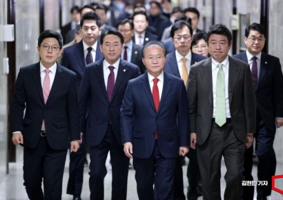 [포토] 최고위 향하는 국민의힘 지도부