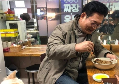 송영길 '짜장면' 사진에…정유라 "반려견이 불쌍하다"