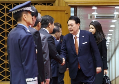 尹, 네덜란드서 귀국…與혼란 수습·개각 등 과제 산적