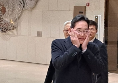 이재용, 귀국길 '활짝'…경계현 "EUV 기술 우선권 확보"(종합)