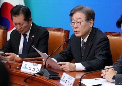[포토] 이재명 "청년층 취업자 13개월 연속 감소…산업환경 개선해야"