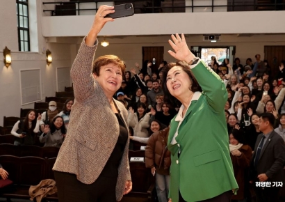[포토] 셀카 찍는 IMF 총재