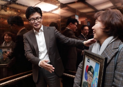 "아들 눈, 장관님 닮았다"…순직 군인 母 말에 눈물 흘린 한동훈