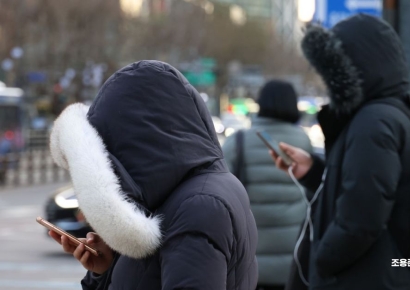 [포토]아무리 추워도 휴대폰은 