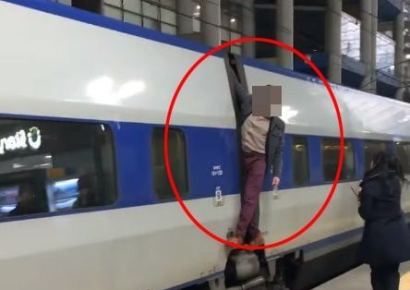 "나 티켓 있어요"…출발하려는 KTX에 매달린 외국인