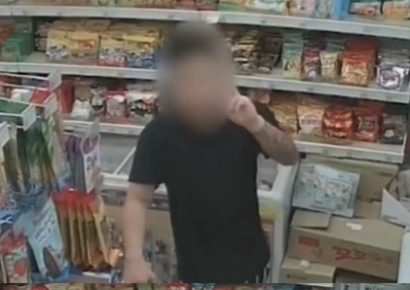 기물 부수고 V자까지 그린 앞손님…뒷손님이 난장판 정리