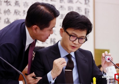 [포토] 관계자와 대화하는 한동훈 장관