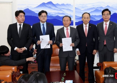 [포토] 여야, 내년도 예산안 합의...내일 본회의 처리