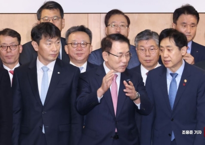 [포토]대화하는 조용병 은행연합회장과 김주현 금융위원장