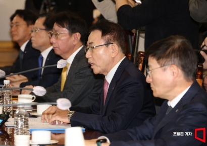 [포토]자영업자 민생금융지원 밝히는 조용병 회장