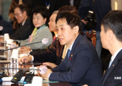 [포토]민생금융지원 감사 표하는 김주현 위원장
