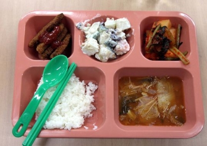"군대서도 이렇게 안나오는데" 서울구치소 '호화식단' 갑론을박