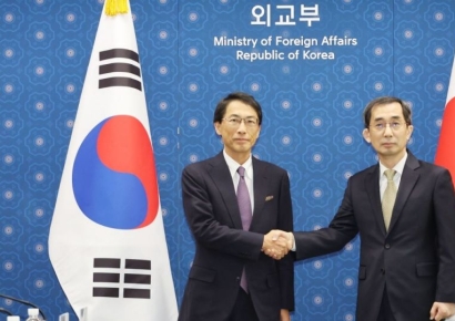 [포토]악수하는 강재권 조정관과 오노 케이치 외무심의관
