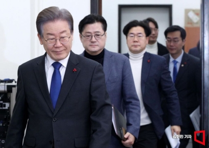 [포토] 최고위 향하는 민주당 지도부