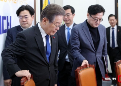 [포토] 최고위원회의 참석하는 이재명 