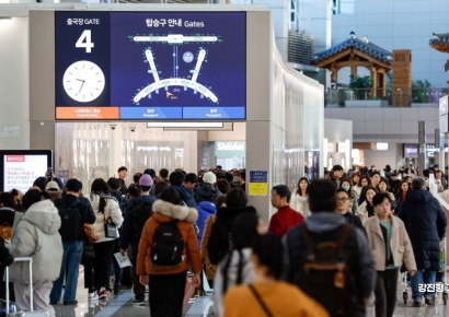 [포토]성탄 연휴 앞두고 인천공항 찾은 여행객들