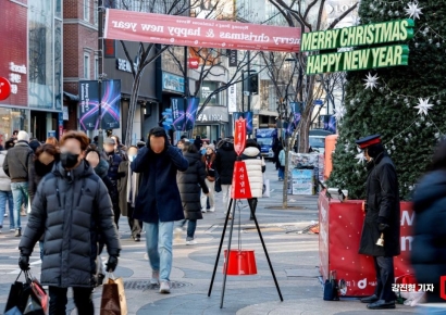 [포토]한파 기승에 꽁꽁 얼어붙은 자선냄비