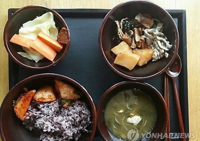 살인마 유영철은 사골곰탕·닭볶음탕…경찰은 '모닝빵2개에 스프'