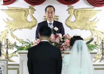 "신랑신부님,김치!참치!꽁치"…한총리, 신신예식장서 '깜짝 주례'