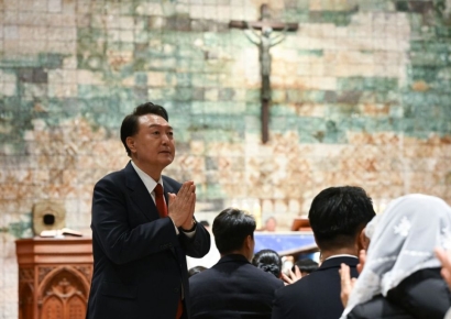 尹, 혜화동성당 성탄 미사 참석…신자들과 행복 기원