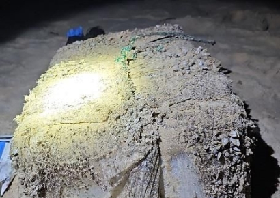 해변에 떠밀려온 '수상한 상자' 잇따라 발견…경찰 "절대 열지 말라"