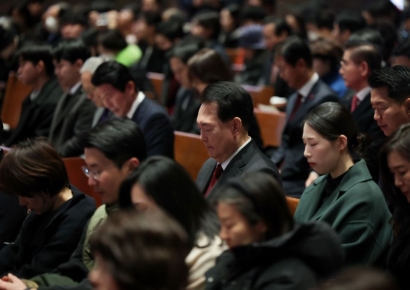 尹, 정동제일교회 찾아 성탄 예배…"국가가 좋은 선물 되도록 노력"