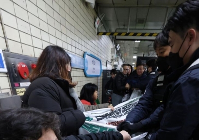 [포토] 혜화역에서 퇴거되는 전장연