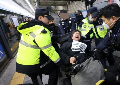 [포토]시위중 퇴거되는 전장연