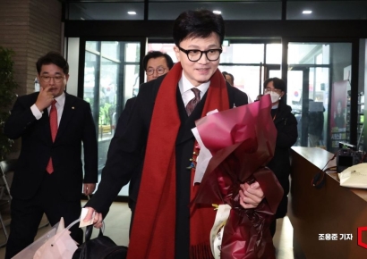 [포토]비대위원장 취임 위해 입장하는 한동훈위원장