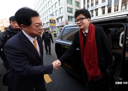 [포토]이만희 사무총장과 악수하는 한동훈 위원장