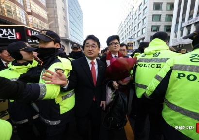 [포토]국민의 힘 당사로 들어가는 한동훈위원장