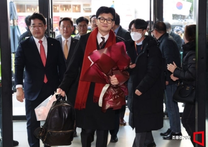 [포토]꽃다발 들고 당사 들어서는 한동훈 비대위원장
