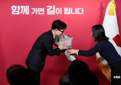 [포토]꽃다발 받는 한동훈 비대위원장