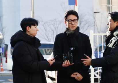 배우 이선균, 차에서 쓰러진 채 발견…극단 선택 추정