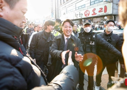 [포토]지지자들과 악수하는 이준석 전 대표