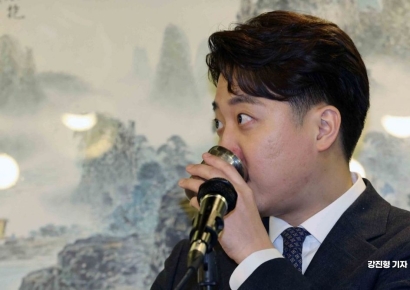 [포토]물마시는 이준석 전 대표
