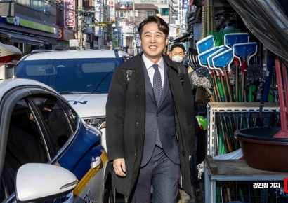 [포토]기자회견장 이동하는 이준석 전 대표