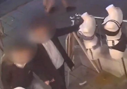 속옷매장 지나던 남성 무리, 마네킹 앞에서 뭐하나 봤더니